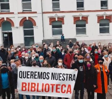 Concentración defensa bibliotecas Oviedo